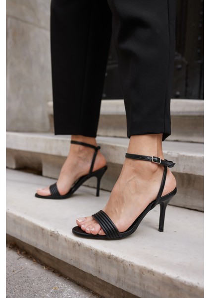 Peras Kadın Siyah Tek Bant Topuklu Sandalet