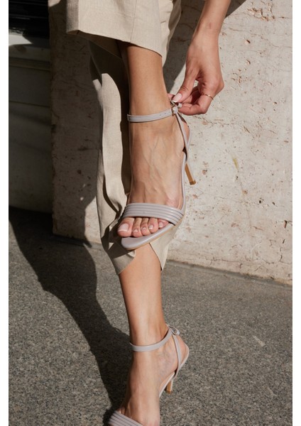 Peras Kadın Siyah Tek Bant Topuklu Sandalet