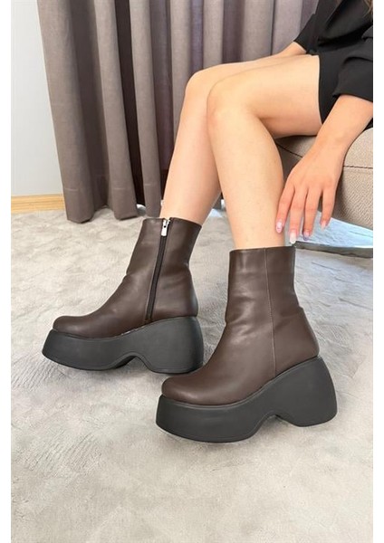 Kadın Celsi Kahverengi Deri Yandan Fermuarlı 9 cm Yüksek Dolgu Topuklu Mevsimlik Kadın Kısa Bot Bootie