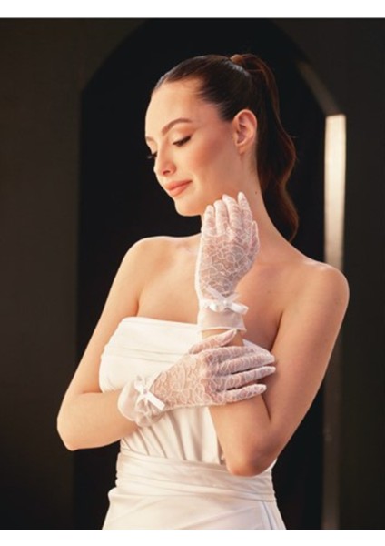 Dantel Desenli Beyaz Gelin Eldiveni – Zarif Kurdele Detaylı Kısa Model