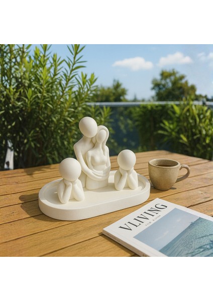 El Yapımı Aile Figürlü Dekoratif Set – Sarılan Çift & Çocuk Figürleri (Tepsi 19X9 Cm)