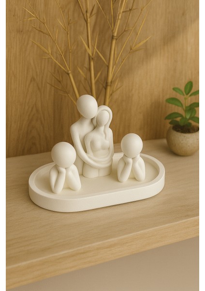 El Yapımı Aile Figürlü Dekoratif Set – Sarılan Çift & Çocuk Figürleri (Tepsi 19X9 Cm) fiyatları