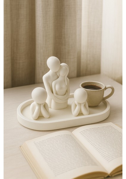 El Yapımı Aile Figürlü Dekoratif Set – Sarılan Çift & Çocuk Figürleri (Tepsi 19X9 Cm)