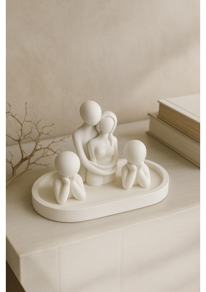El Yapımı Aile Figürlü Dekoratif Set – Sarılan Çift & Çocuk Figürleri (Tepsi 19X9 Cm)
