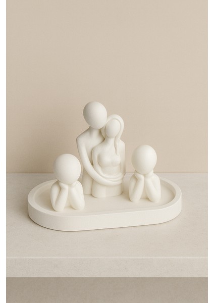 El Yapımı Aile Figürlü Dekoratif Set – Sarılan Çift & Çocuk Figürleri (Tepsi 19X9 Cm)