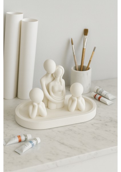 El Yapımı Aile Figürlü Dekoratif Set – Sarılan Çift & Çocuk Figürleri (Tepsi 19X9 Cm)
