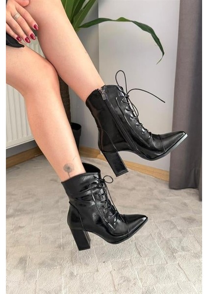 Kadın Cora Siyah Rugan Yandan Fermuarlı Bağcık Detaylı Kalın Topuklu Sivri Burunlu Bot fiyatları