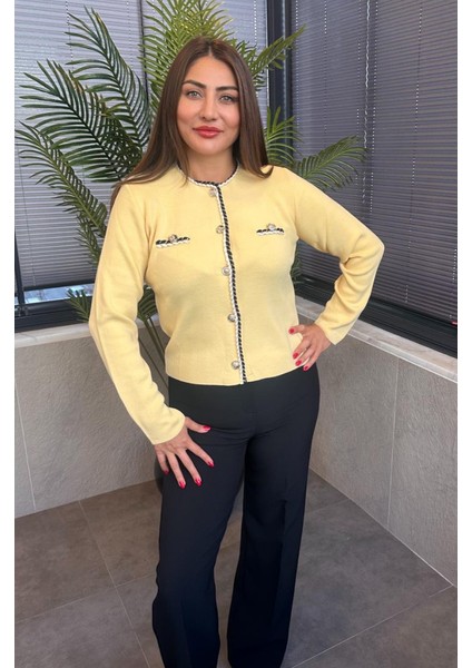 Burgu Şeritli Özel Işleme Düğmeli Sarı Hırka