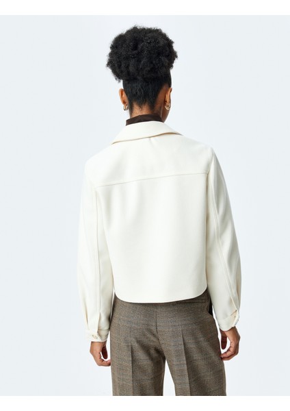 Klasik Yaka Düğmeli Cep Detaylı Crop Ceket fırsatları