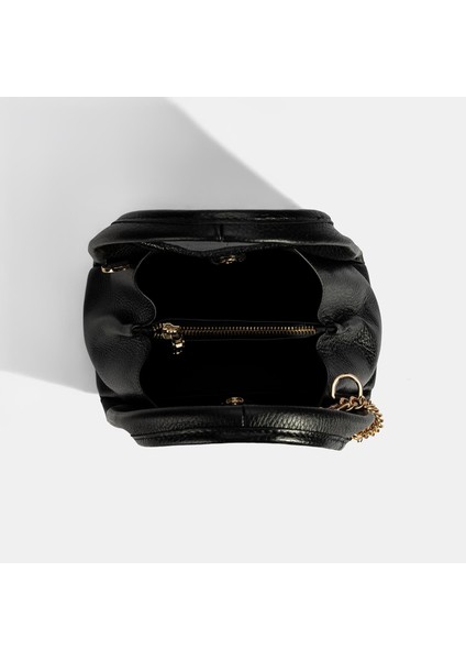 Kadın Siyah Charm Aksesuarlı Deri El Çantası
