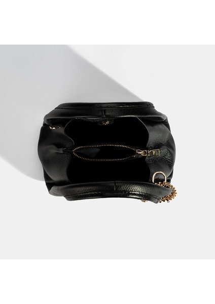 Kadın Siyah Charm Aksesuarlı Deri El Çantası