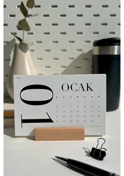 2026 Tipografik Masa Takvimi | Siyah Beyaz Minimal Tasarım | Ahşap Standlı Modern Takvim