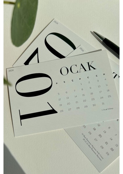 2026 Tipografik Masa Takvimi | Siyah Beyaz Minimal Tasarım | Ahşap Standlı Modern Takvim fiyatları