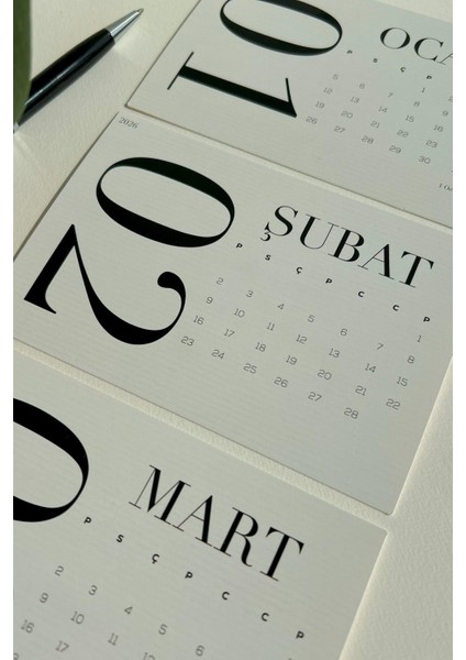 2026 Tipografik Masa Takvimi | Siyah Beyaz Minimal Tasarım | Ahşap Standlı Modern Takvim modelleri