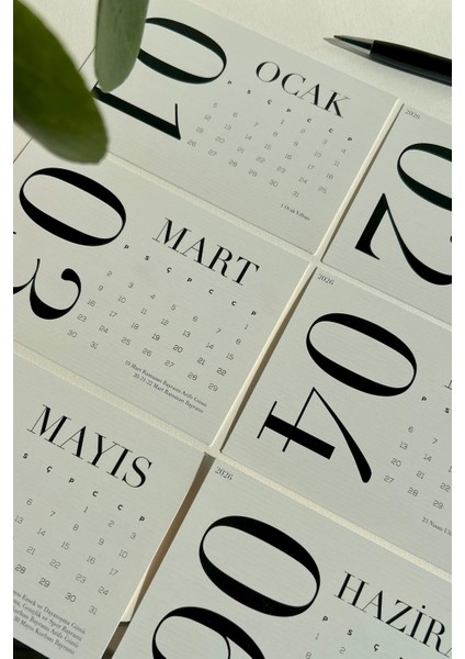 2026 Tipografik Masa Takvimi | Siyah Beyaz Minimal Tasarım | Ahşap Standlı Modern Takvim fırsatları