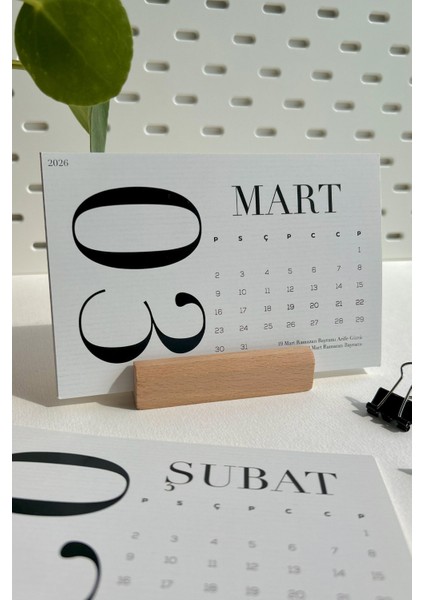 2026 Tipografik Masa Takvimi | Siyah Beyaz Minimal Tasarım | Ahşap Standlı Modern Takvim indirimleri