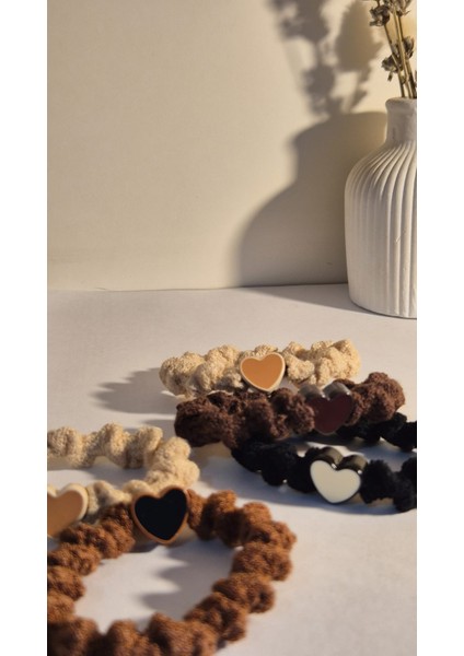 Kahve Siyah Tonları 2 Adet Karışık Renk Kalpli Lastik Toka modelleri