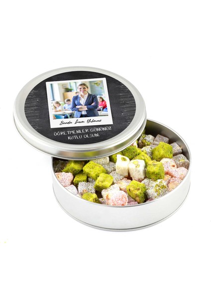 Fotoğraflı Isimli Öğretmenler Günü Hediyesi Çifte Kavrulmuş Lokum (Metal Yuvarlak Kutu) 300G