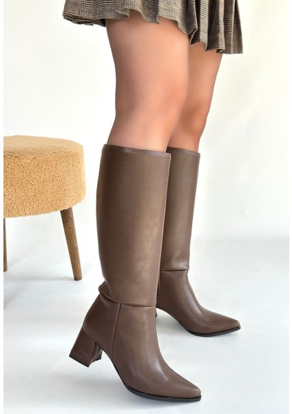 Sivri Burun Diz Altı Topuklu Çizme Cilt Acı Kahve Topuk Boyu 6 cm modelleri