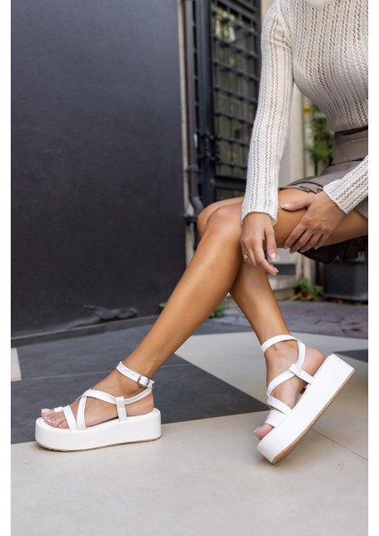 Clio Kadın Beyaz Kalın Topuklu Sandalet fırsatları