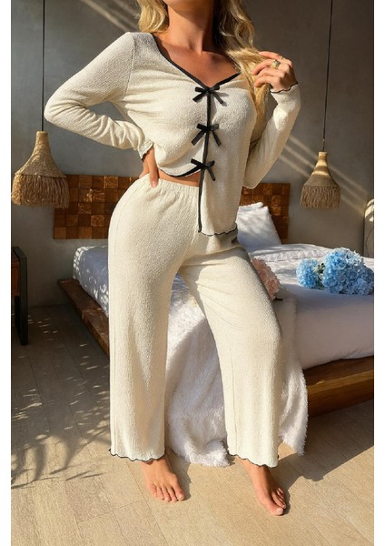 Kadın Beyaz Fiyonklu Iç Çamaşırı ve Uzun Kollu V Yaka Pijama Takımı 4'lü Set