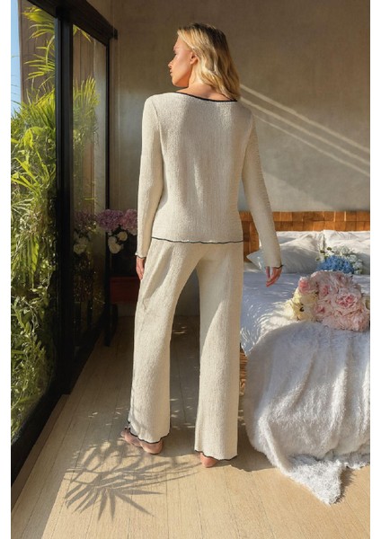 Kadın Beyaz Fiyonklu Iç Çamaşırı ve Uzun Kollu V Yaka Pijama Takımı 4'lü Set