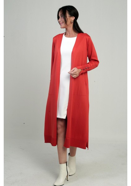 Kadın Kolları Düğme Detaylı Cepli Yanları Yırtmaaçlı Uzun Hırka