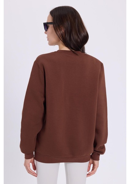 Kadın Oversize Geniş Kesim Pamuklu Yumuşak Dokulu Içi Polarlı Basic Kahverengi Bisiklet Yaka Sweatshirt
