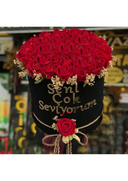Silindir Kutuda Kadife Güllerle Süslenmiş Buket