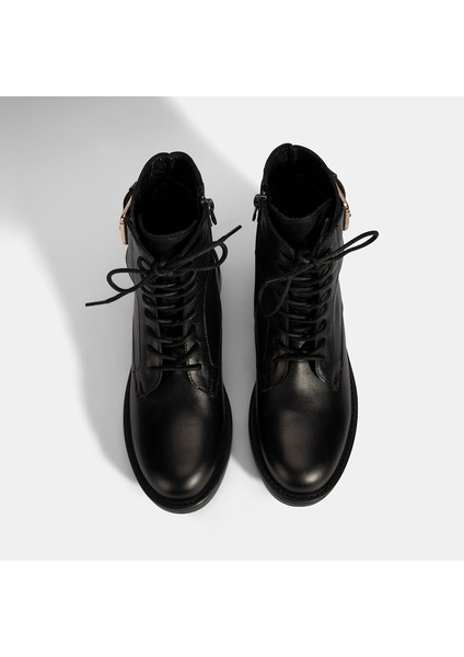 Kadın Siyah Bağcıklı Deri Postal Bot