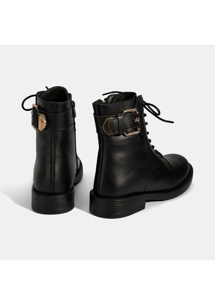 Kadın Siyah Bağcıklı Deri Postal Bot
