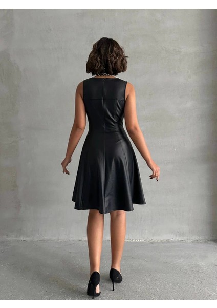 Kare Yaka Deri Elbise Siyah H24442 fırsatları