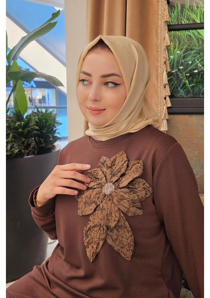 Kadın Dikme Çiçek Detaylı Tesettür Takım