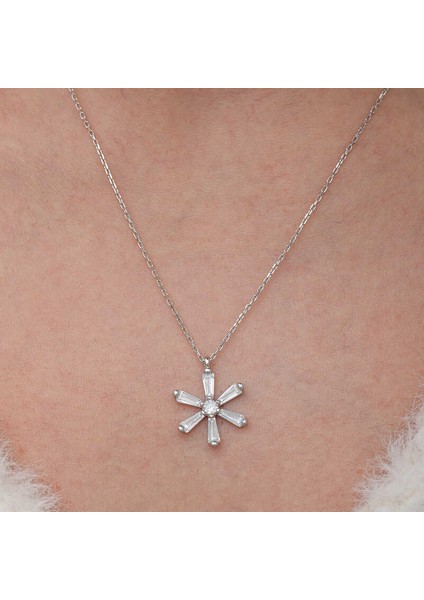 Gümüş Baget Taşlı Çiçek Kadın Kolye fırsatları