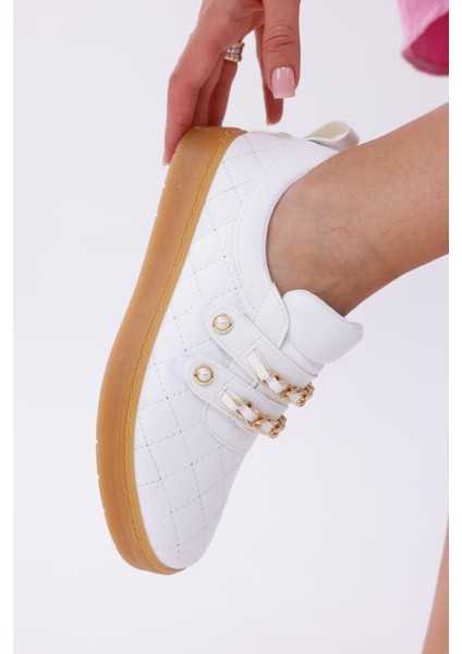 Kadın Sneaker Rahat Altın Renkli Zincir ve Inci Detaylı Cırtlı Spor Ayakkabı modelleri