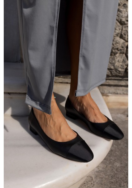 Kadın Altın Siyah Parçalı Babet Suni Deri Malzeme ile Şık ve Rahat Kullanım