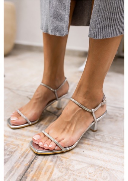 Sterlin Kadin Siyah Tek Bant Taş Abiye Topuklu Abiye Sandalet fiyatları