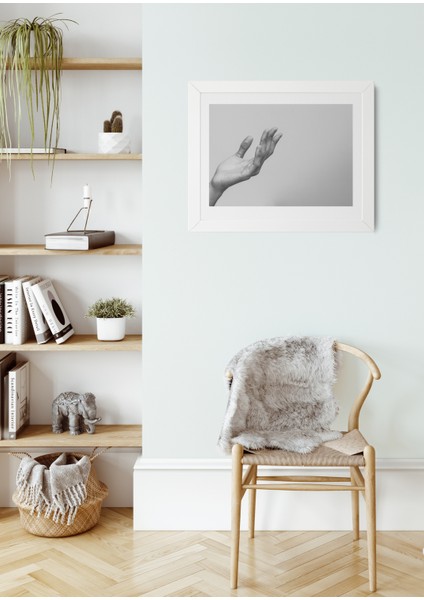 Silent Touch – Yatay Çerçeveli Siyah Beyaz El Figürlü Minimalist Kanvas Tablo –25*30 cm Gri Tonlarında