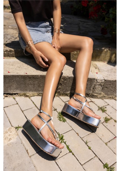 Parades Kadın Nude Dolgu Taban Parmak Arası Sandalet fiyatları