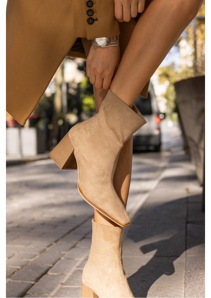 Milas Kadın Bej Suet Arka Fermuarli Topuklu Bot