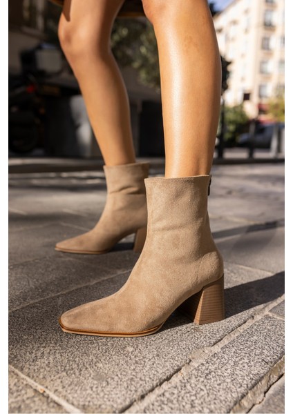 Milas Kadın Bej Suet Arka Fermuarli Topuklu Bot