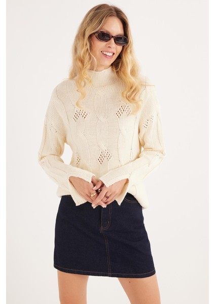 Kadın Regular Fit Klasik Kesim Yarım Balıkçı Yaka Örgü Desenli Bej Kazak