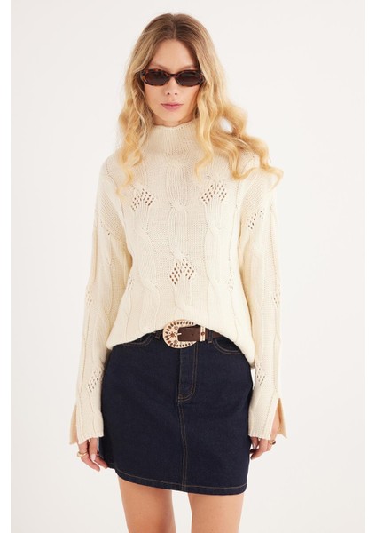 Kadın Regular Fit Klasik Kesim Yarım Balıkçı Yaka Örgü Desenli Bej Kazak fırsatları