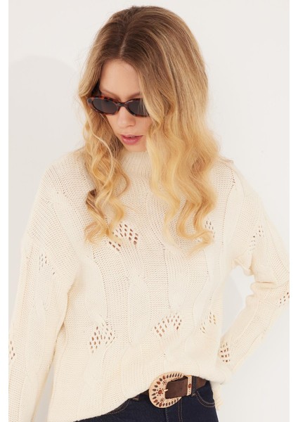 Kadın Regular Fit Klasik Kesim Yarım Balıkçı Yaka Örgü Desenli Bej Kazak indirimleri
