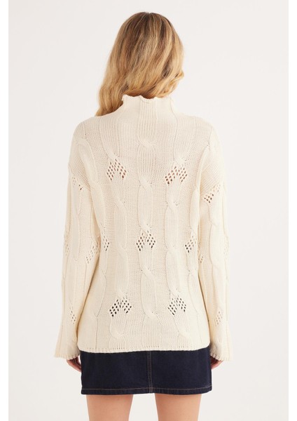 Kadın Regular Fit Klasik Kesim Yarım Balıkçı Yaka Örgü Desenli Bej Kazak