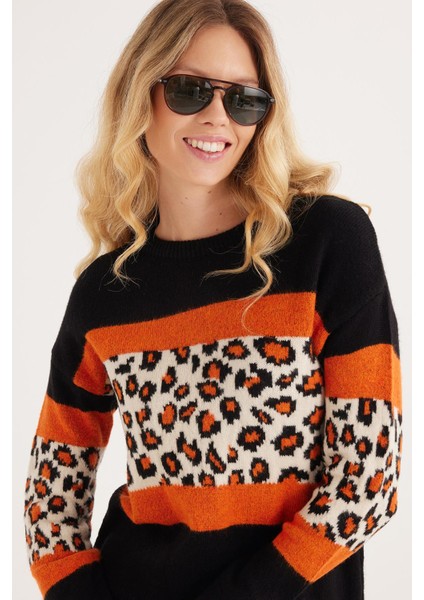 Slim Fit Dar Kesim Bisiklet Yaka Leopar Desenli Siyah Kazak