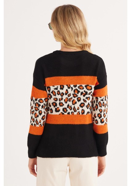 Slim Fit Dar Kesim Bisiklet Yaka Leopar Desenli Siyah Kazak