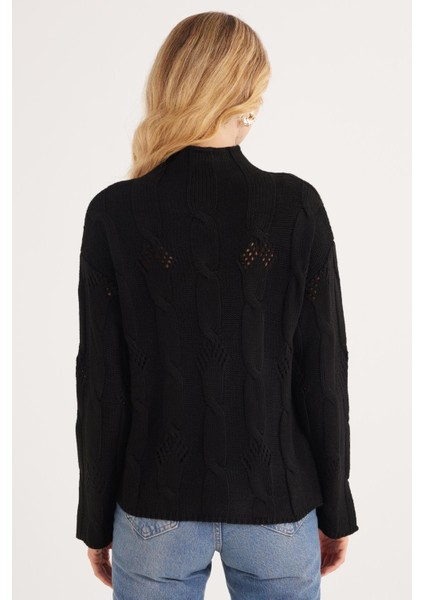 Kadın Regular Fit Klasik Kesim Yarım Balıkçı Yaka Örgü Desenli Siyah Kazak