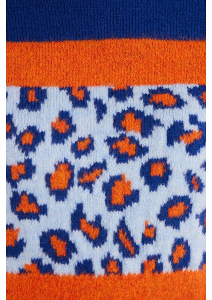 Slim Fit Dar Kesim Bisiklet Yaka Leopar Desenli Mavi Kazak