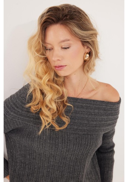 Kadın Regular Fit Klasik Kesim Uzun Kollu Omzu Açık Antrasit Kazak fiyatları